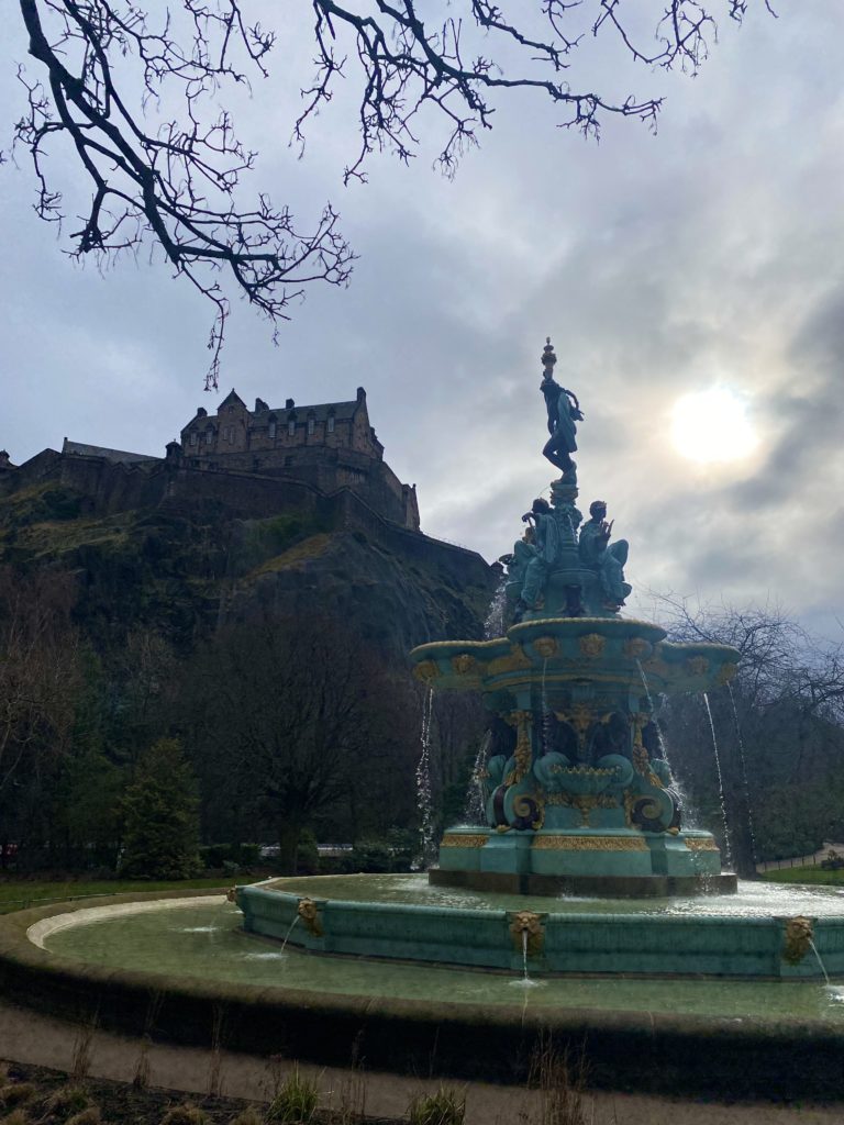 Princes St Fountain and edinburgh castle in the back